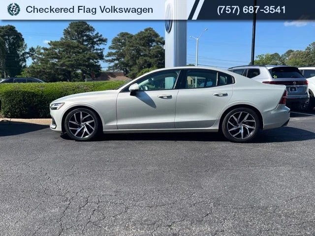Used 2020 Birch Light Metallic Volvo T5 Momentum image 5