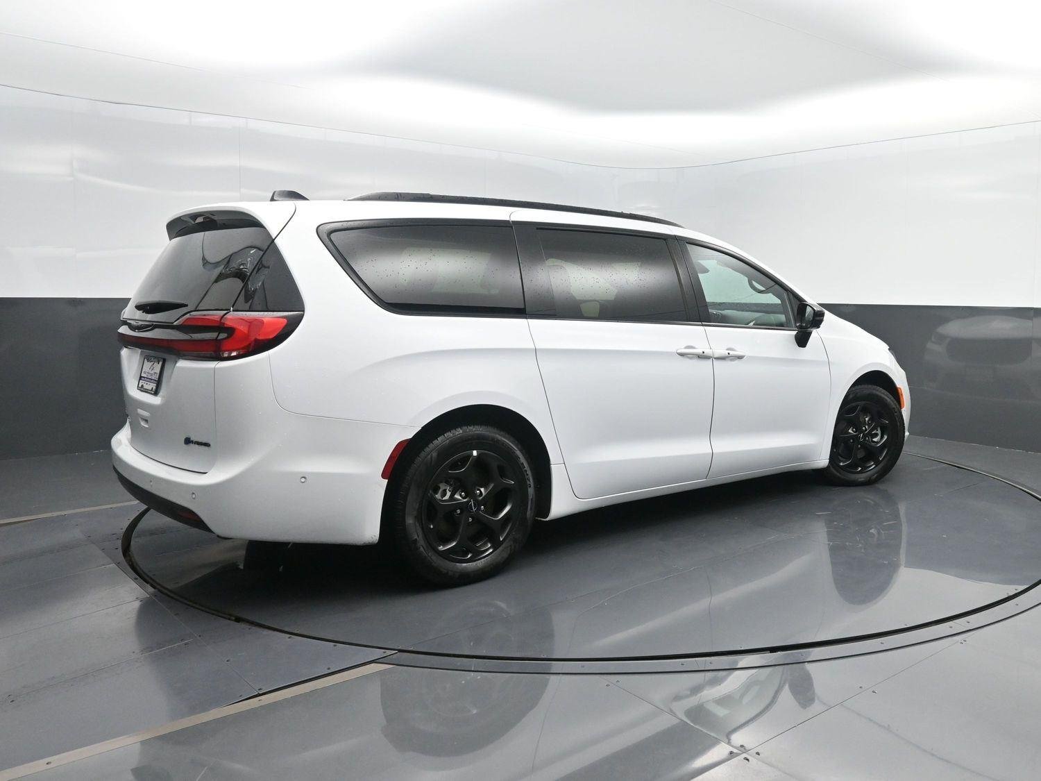 2024 Chrysler Pacifica PHEV