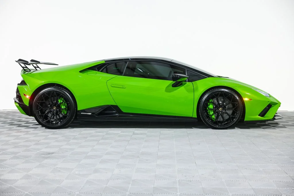 Used 2021 Green Lamborghini Base image 2