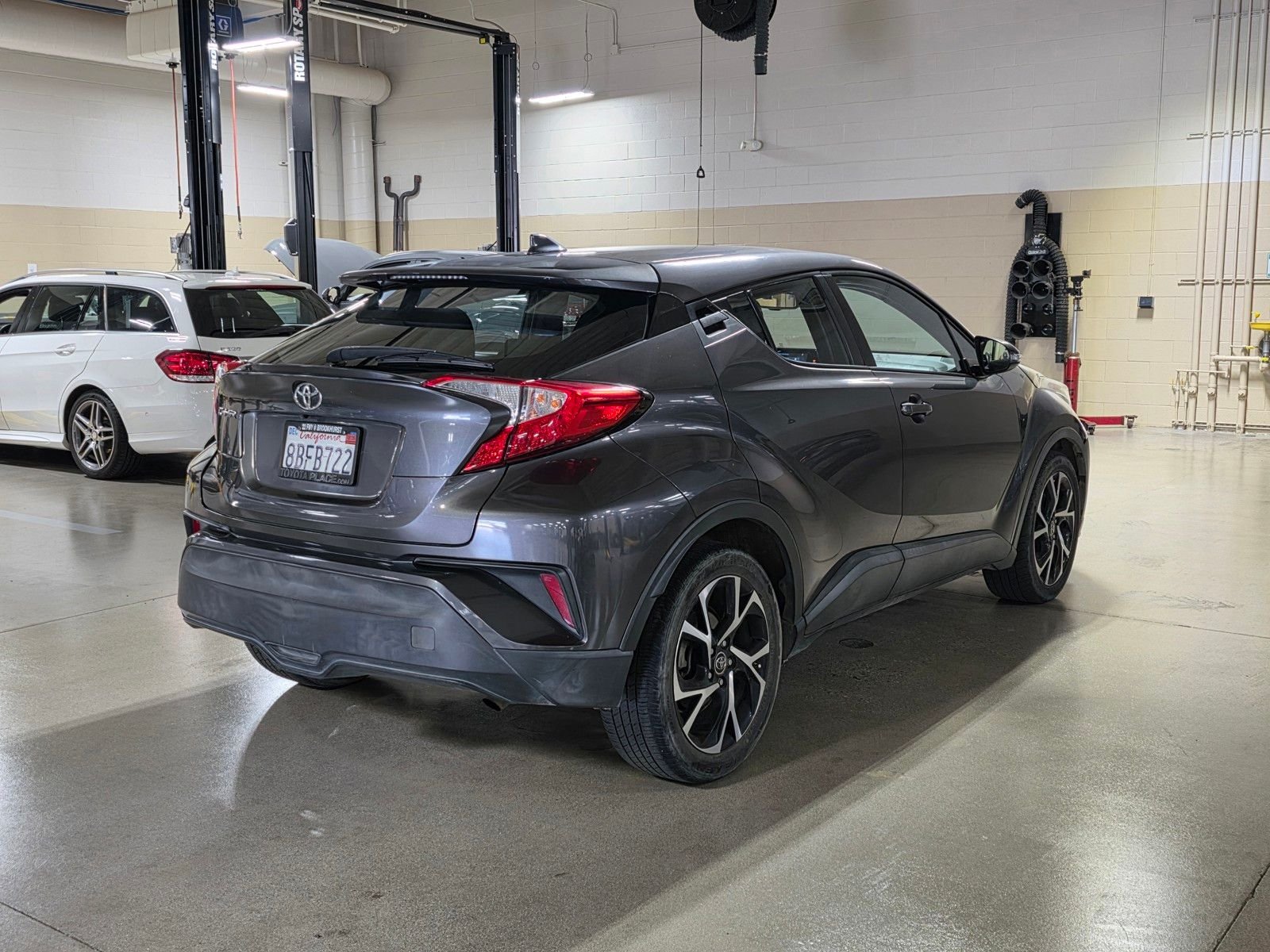 Used 2018 Magnetic Gray Metallic Toyota XLE image 7