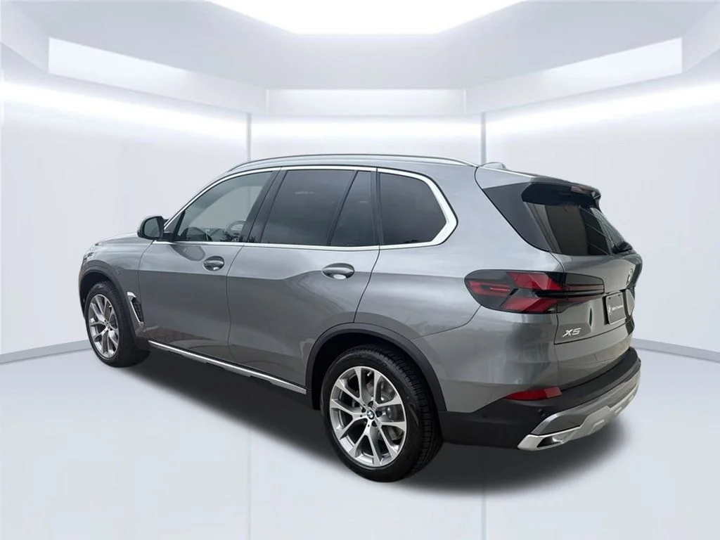 New 2026 Skyscraper Grey Metallic BMW sDrive40i image 4