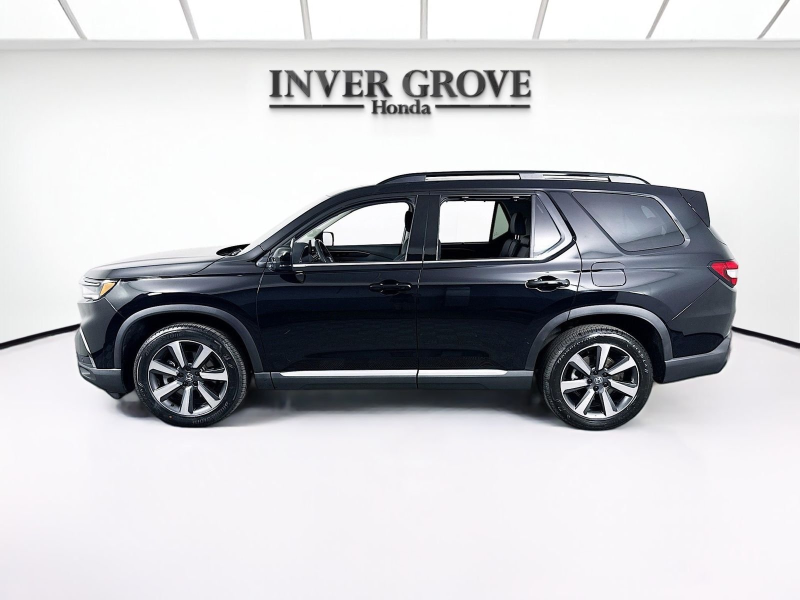 Used 2025 Crystal Black Pearl Honda Touring image 8