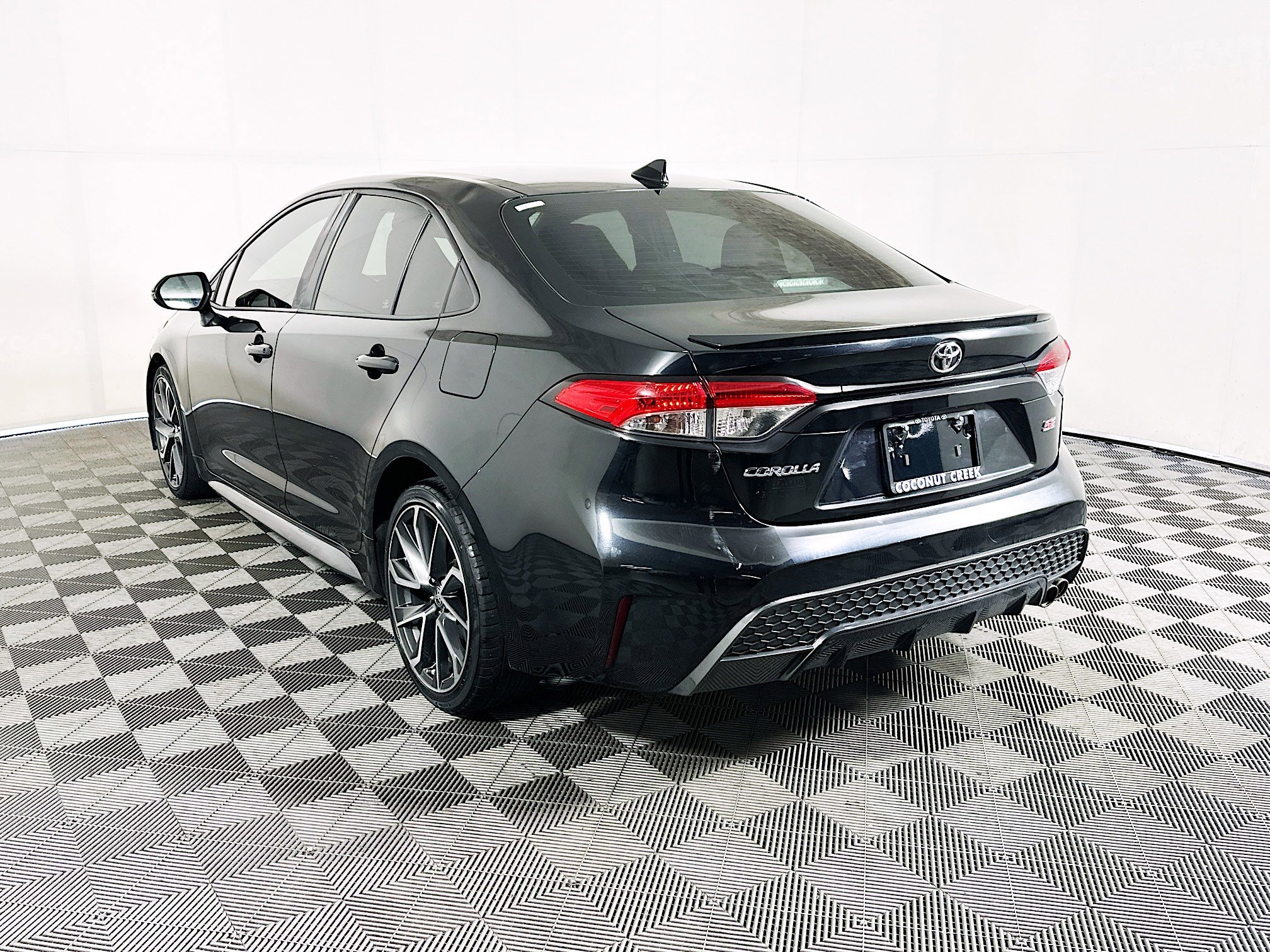 Used 2020 Black Sand Pearl Toyota SE image 5