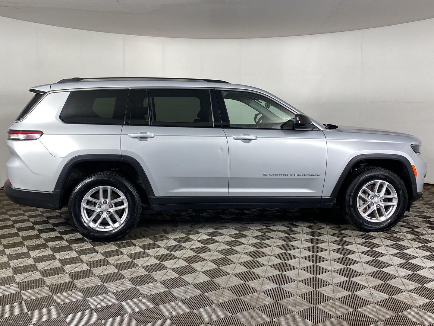 Used 2023 Silver Zynith Jeep Laredo image 4