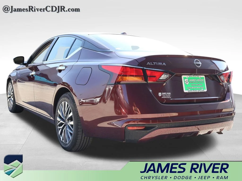 Used 2025 Red Nissan 2.5 SV image 3