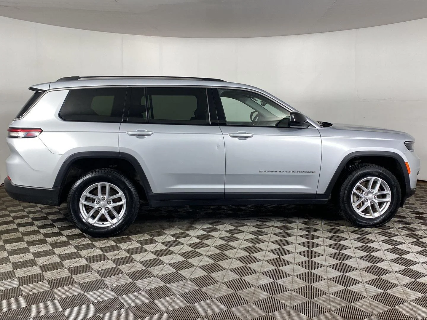 Used 2023 Silver Zynith Jeep Laredo image 4