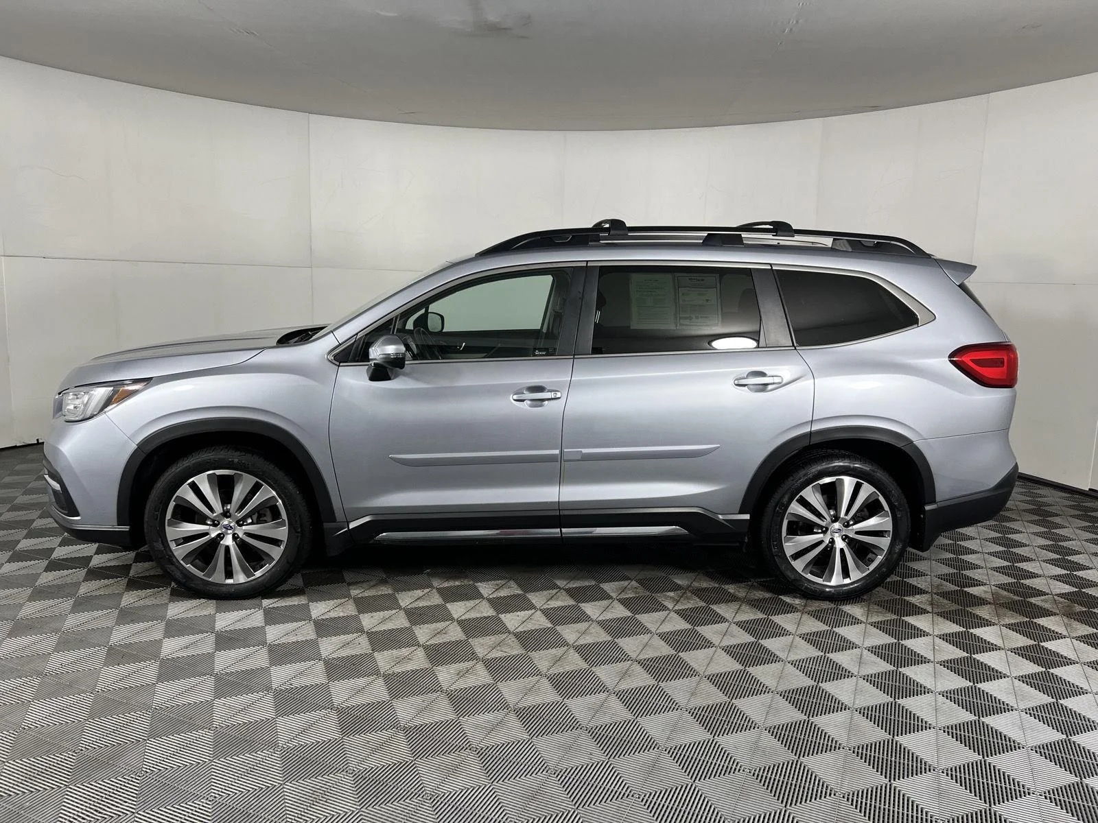 Used 2020 Ice Silver Metallic Subaru Limited image 19