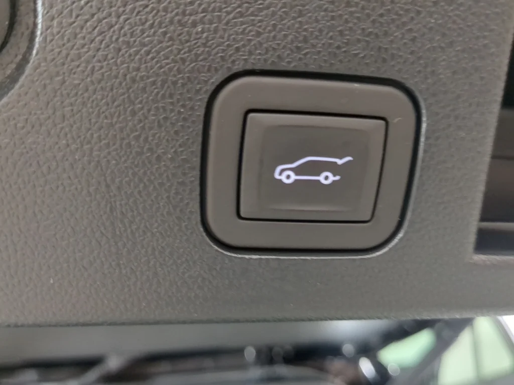 Used 2025 GRAY Chevrolet AWD RS image 17