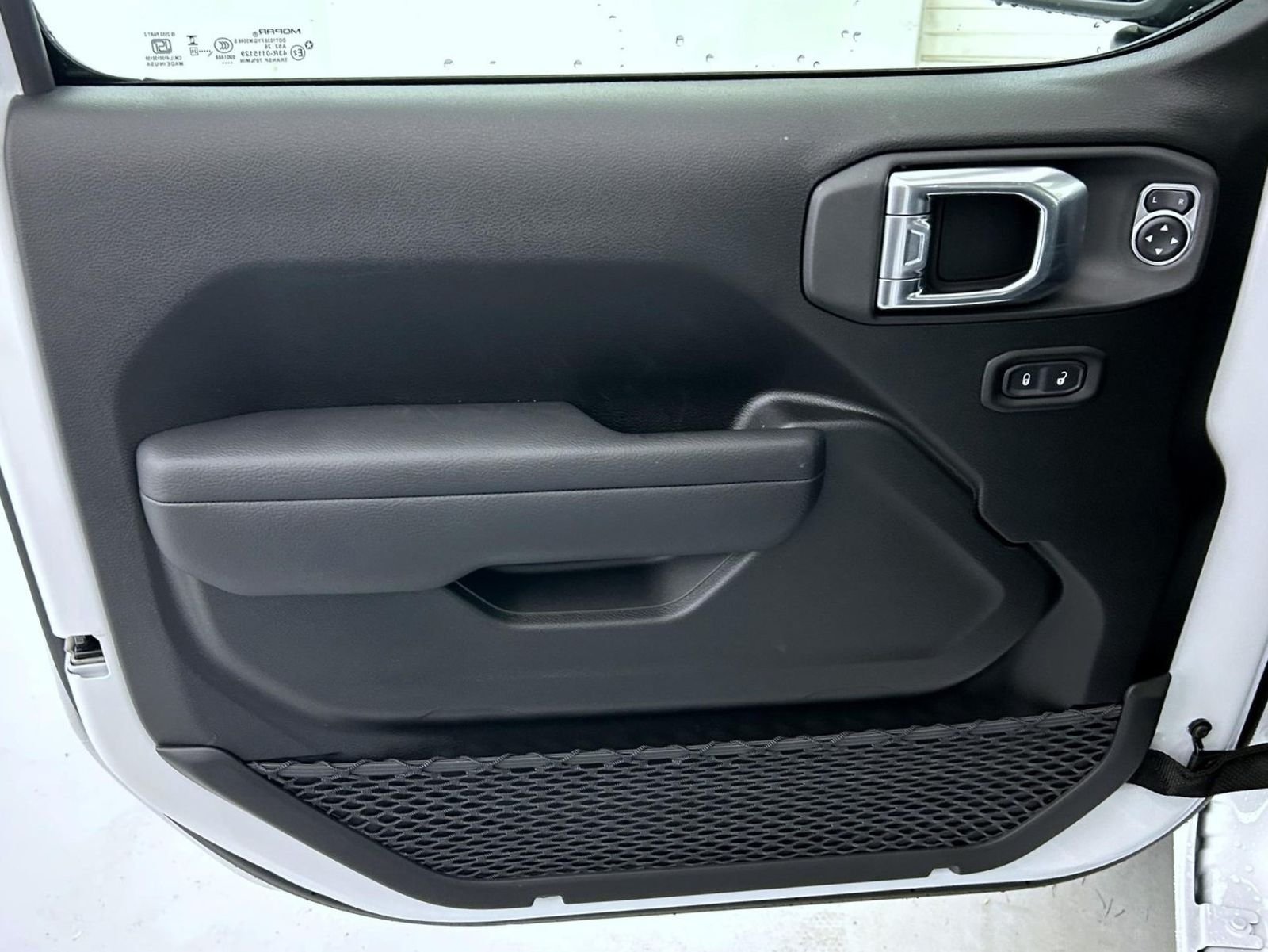 New 2026 Bright White Clear-Coat Exterior Paint Jeep Sport S image 9