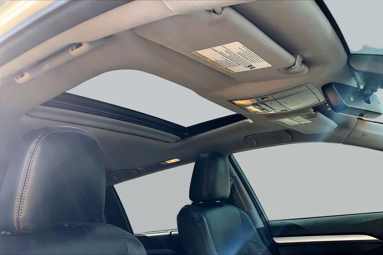 Used 2018 Blizzard Pearl Toyota XLE image 14