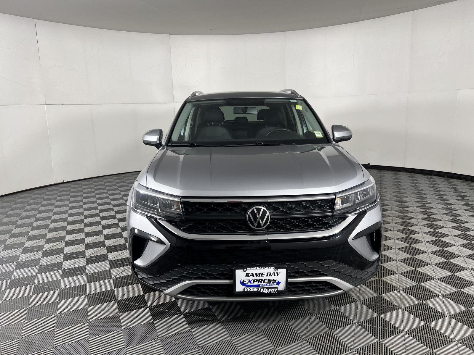 Used 2022 Pyrite Silver Metallic Volkswagen SE image 9