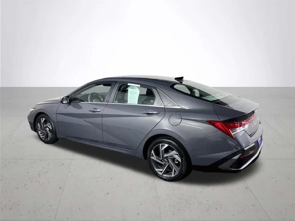 Used 2025 Gray Hyundai SEL Convenience image 8