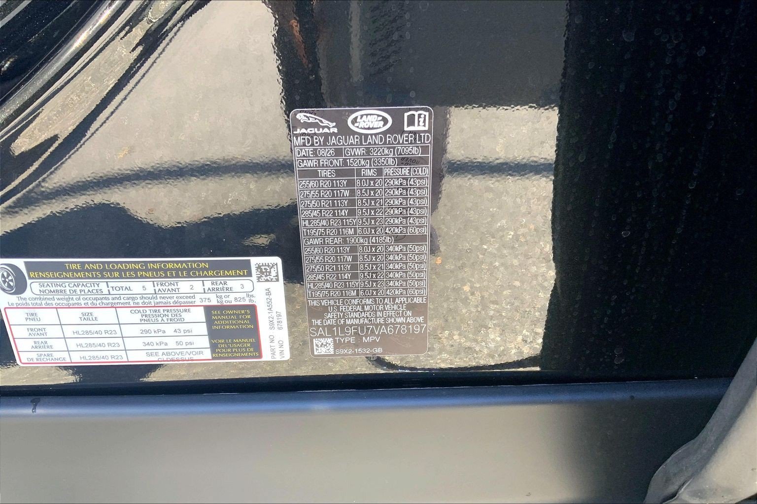 New 2027 Santorini Black Land Rover Dynamic SE image 18