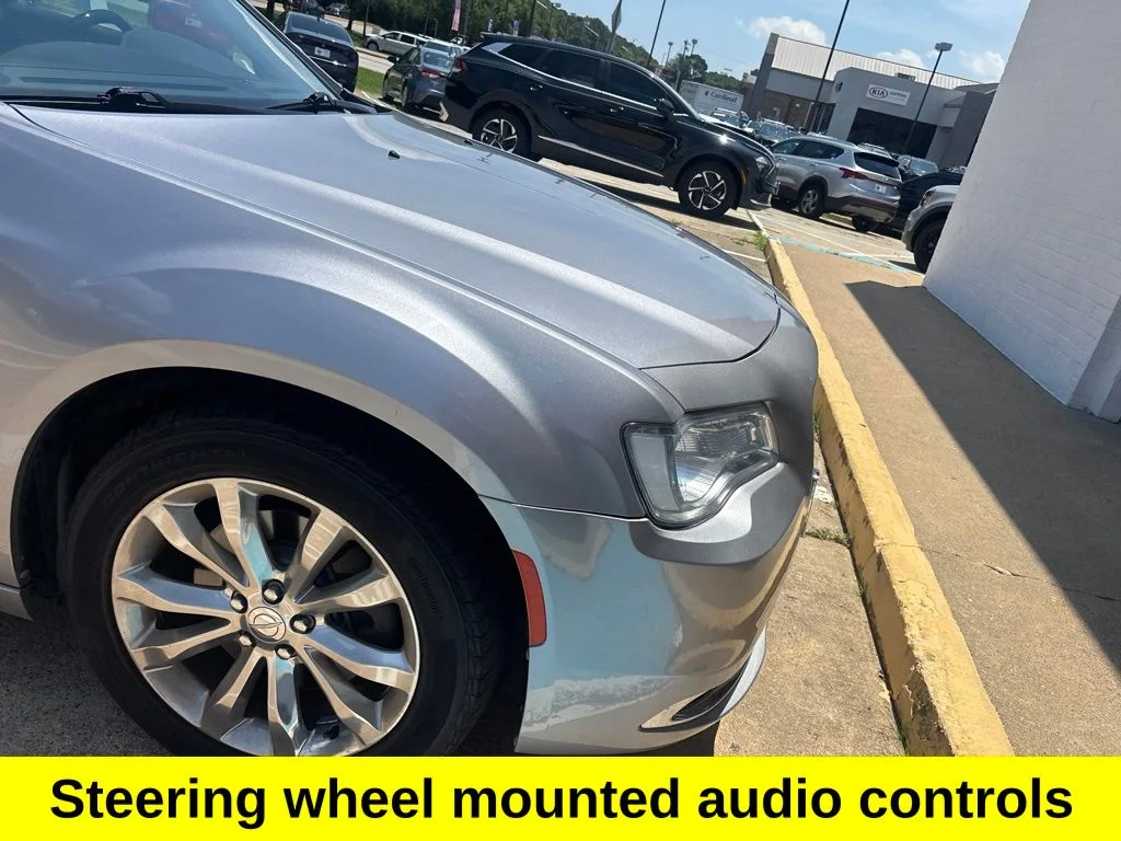 Used 2018 Silver Chrysler Limited image 19