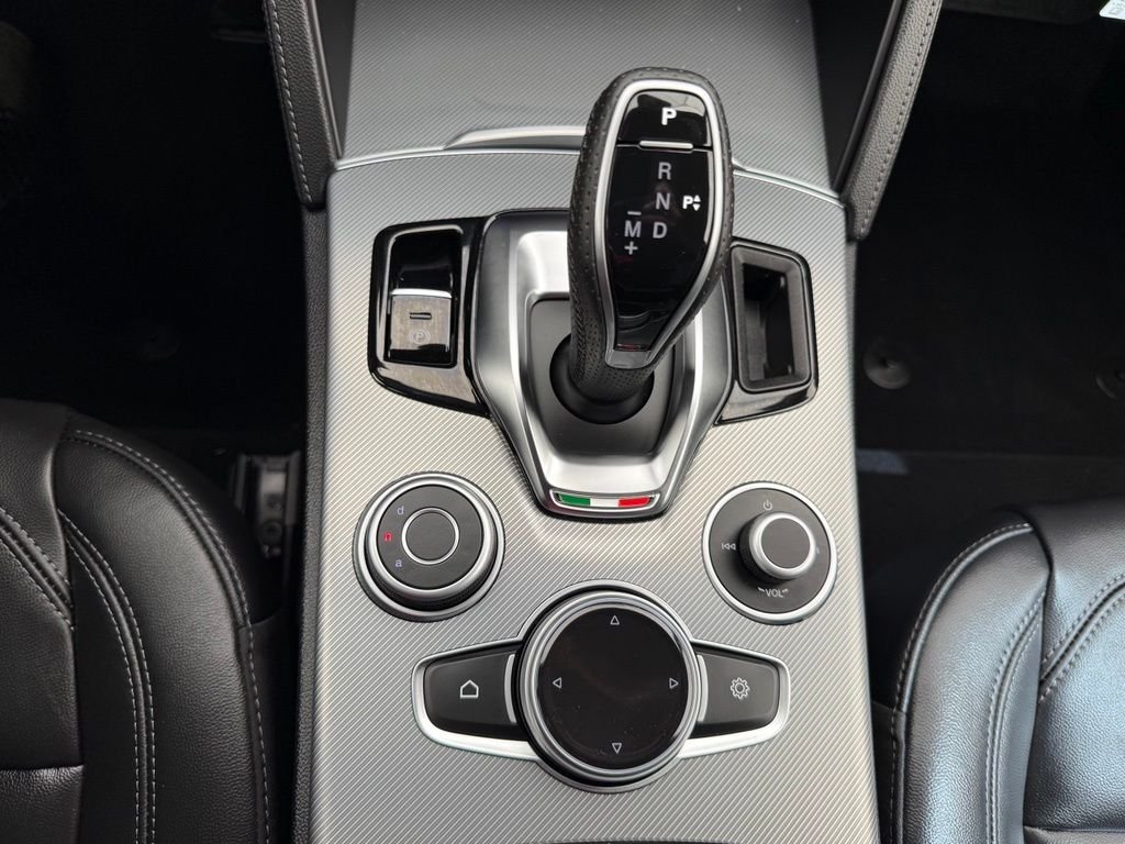 New 2026 Milano White Exterior Paint Alfa Romeo Base image 40