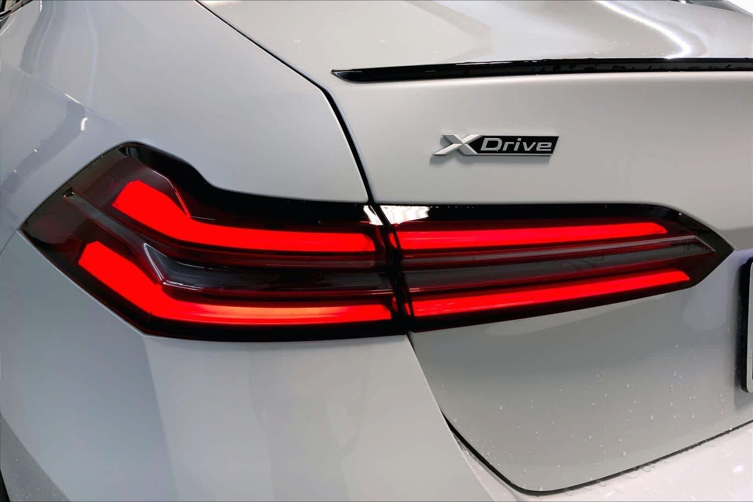 New 2027 Mineral White Metallic BMW 540i xDrive image 14