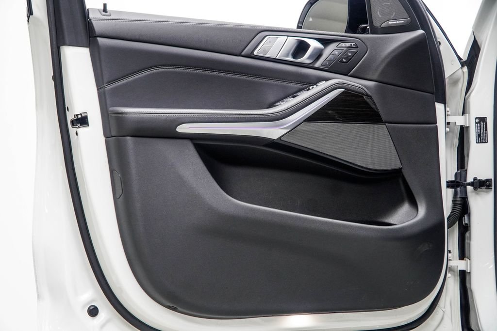Used 2019 White BMW xDrive40i image 38