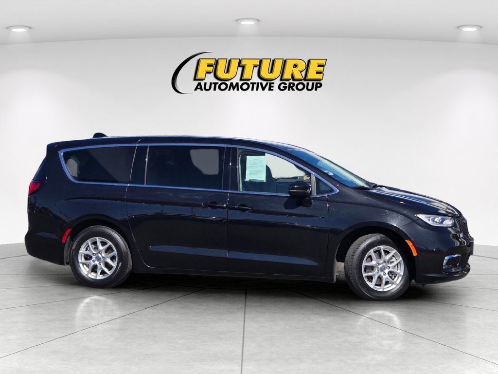 Used 2023 Black Chrysler Touring L image 3