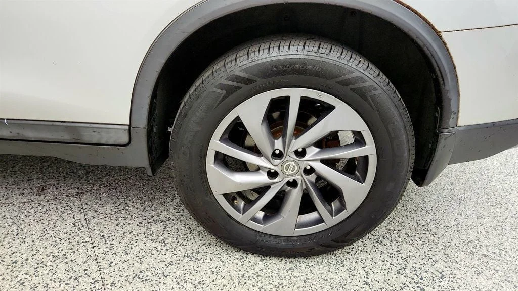 Used 2016 Brilliant Silver Nissan AWD 4dr SL w/ Premium Package & Panoramic Moonroof image 9