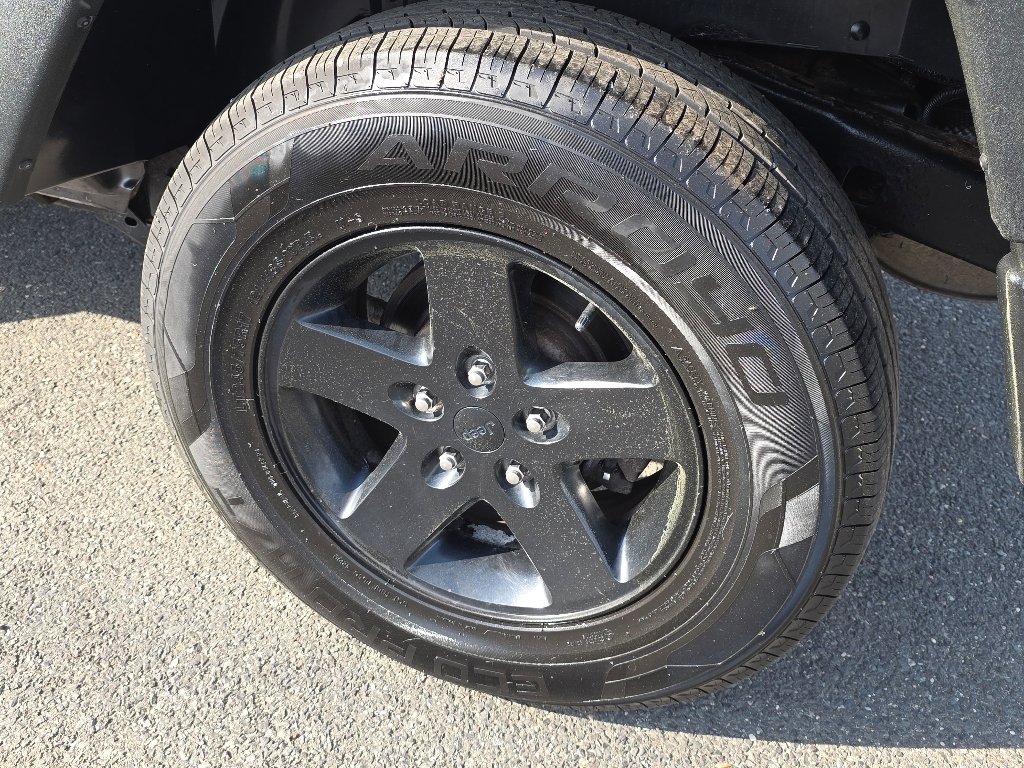 Used 2016 Granite Crystal Metallic Clear Coat Jeep Sport image 30