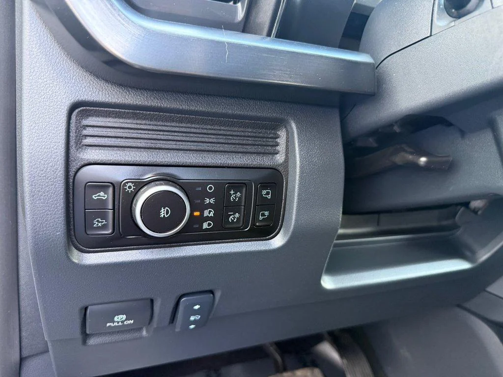 Used 2025 Oxford White Ford LARIAT 4WD CREW CAB 6.75 BOX image 35
