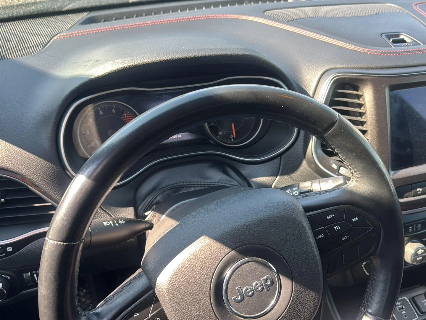 Used 2020 Diamond Black Crystal Pearlcoat Jeep Trailhawk image 8