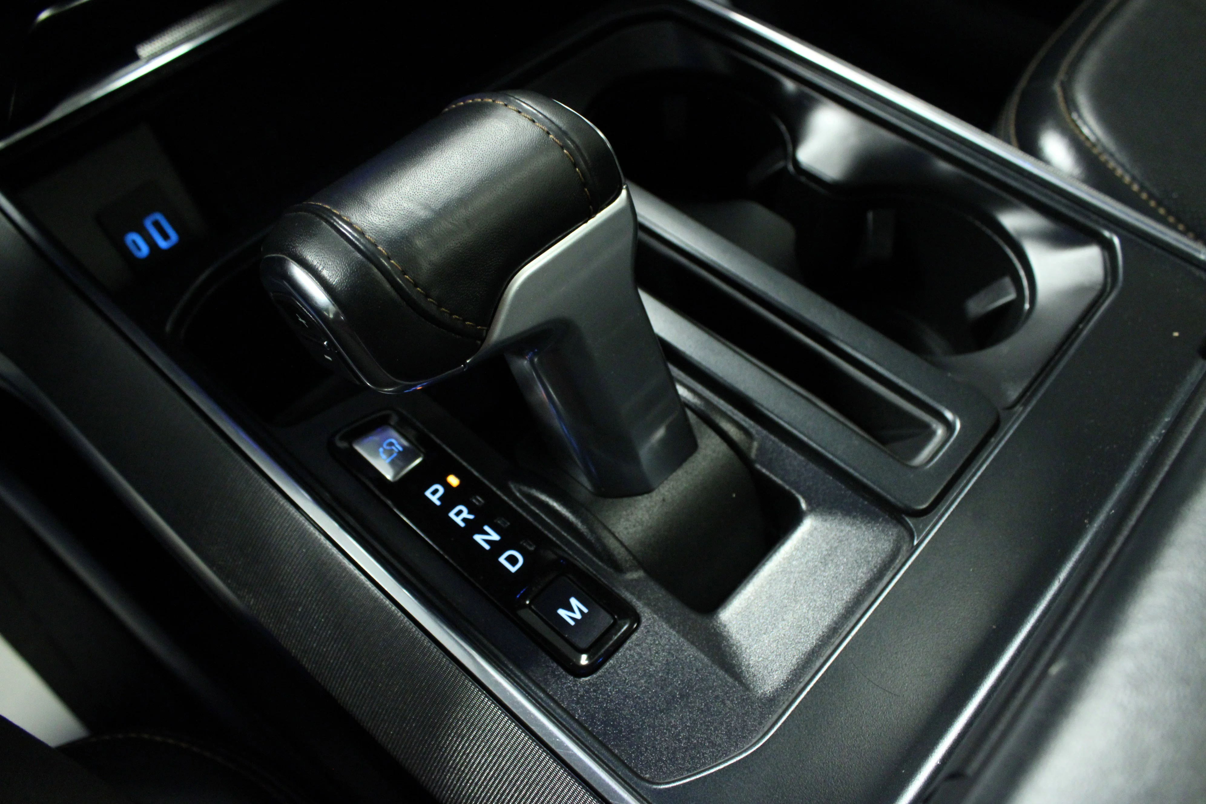 Used 2022 Black Metallic Ford Platinum image 24