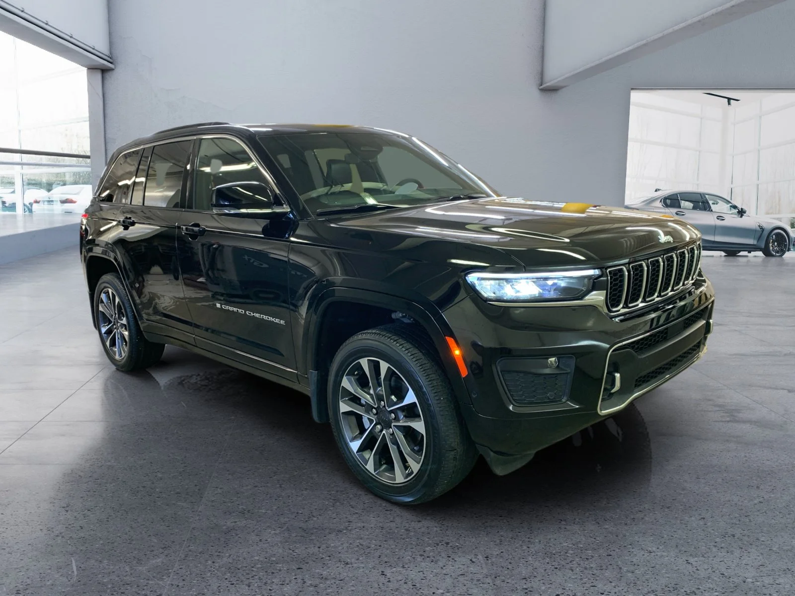 Used 2025 Diamond Black Crystal Pearl Jeep Overland image 7