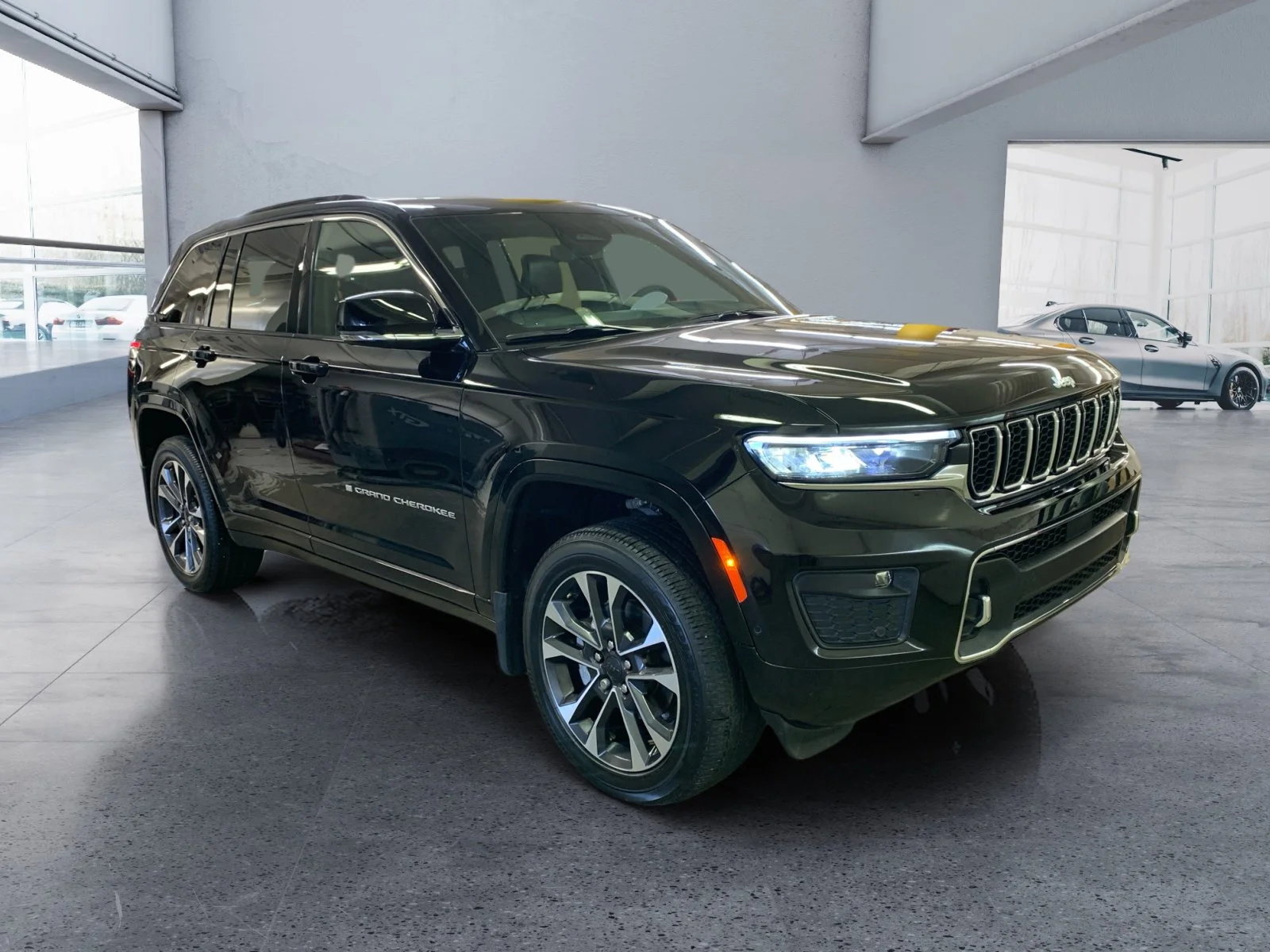 Used 2025 Diamond Black Crystal Pearl Jeep Overland image 7
