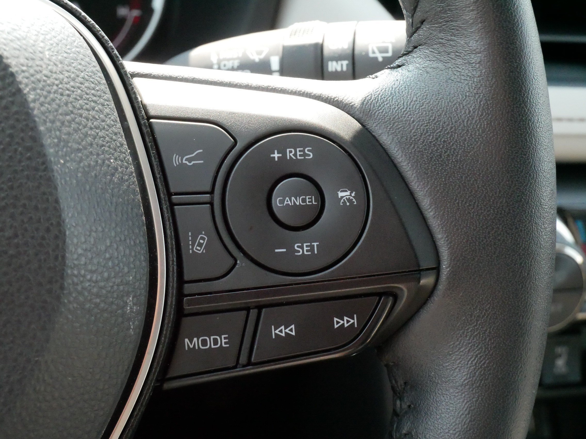 Certified Used 2025 SILVER SKY METALLIC Toyota XLE Premium image 25