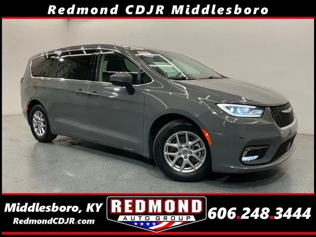 2023 Chrysler Pacifica Touring L's photo