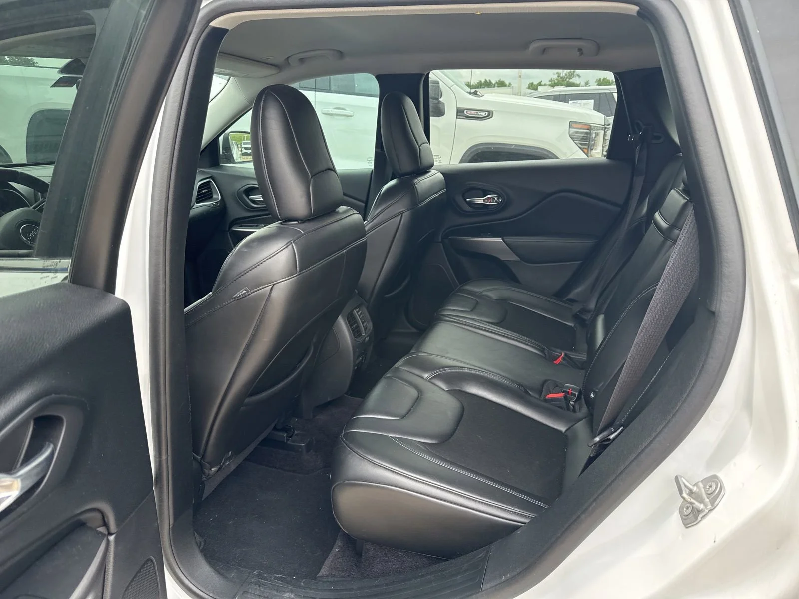 Used 2019 White Jeep Latitude Plus 4x4 image 9