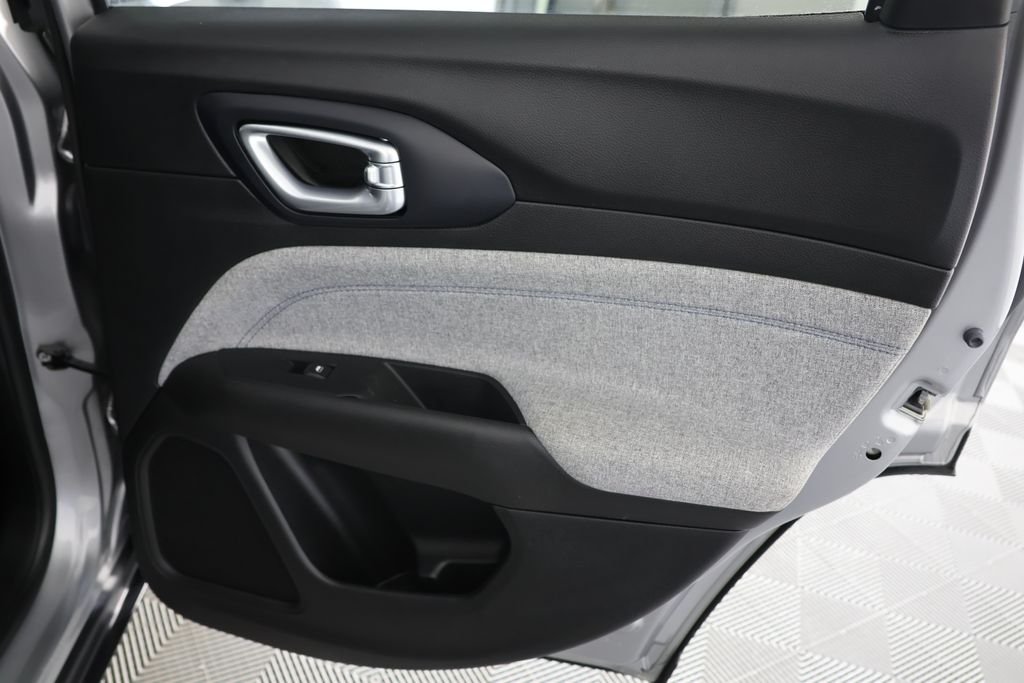 Used 2022 Silver Jeep Latitude image 27