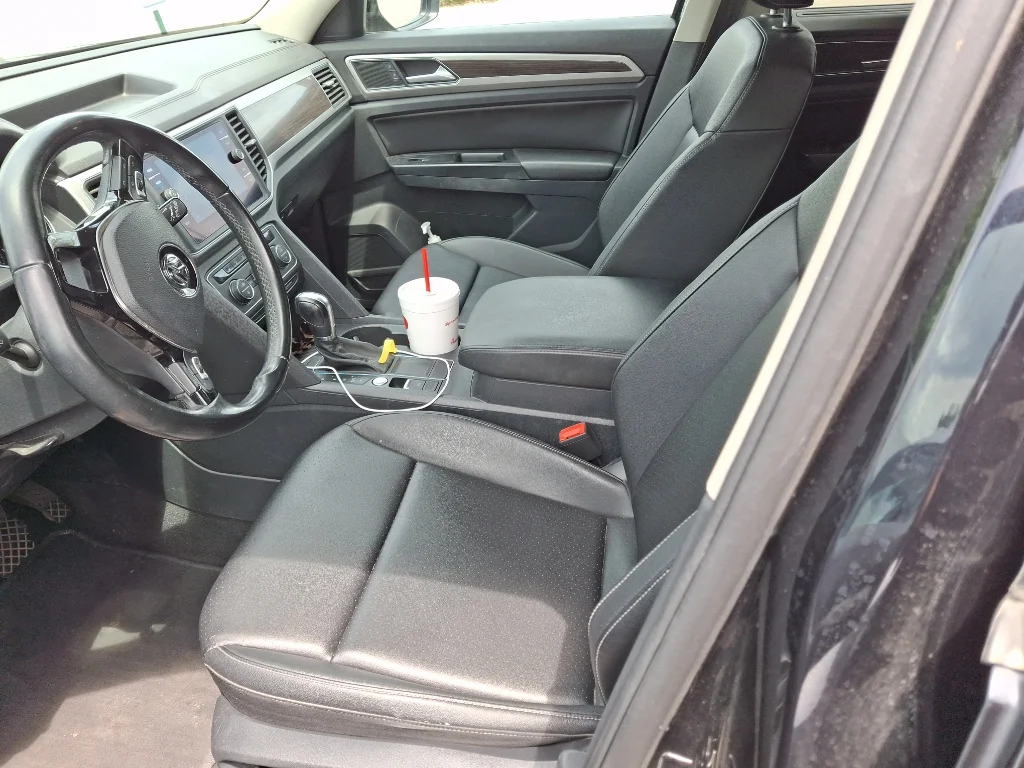 Used 2019 Deep Black Pearl Volkswagen 3.6L V6 SE w/Technology image 3