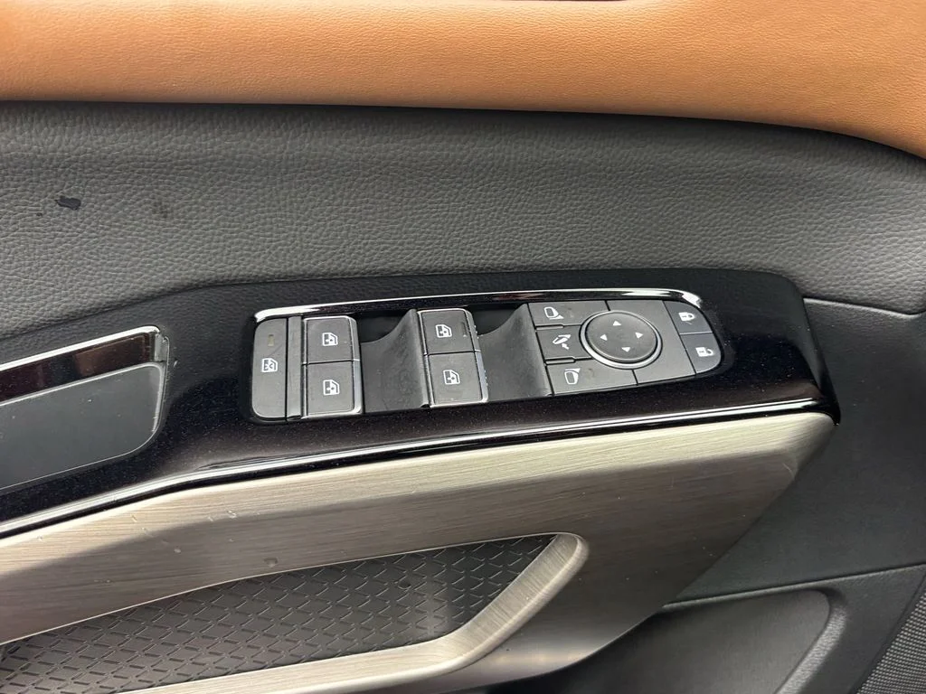 Used 2025 Red Nissan Platinum image 15