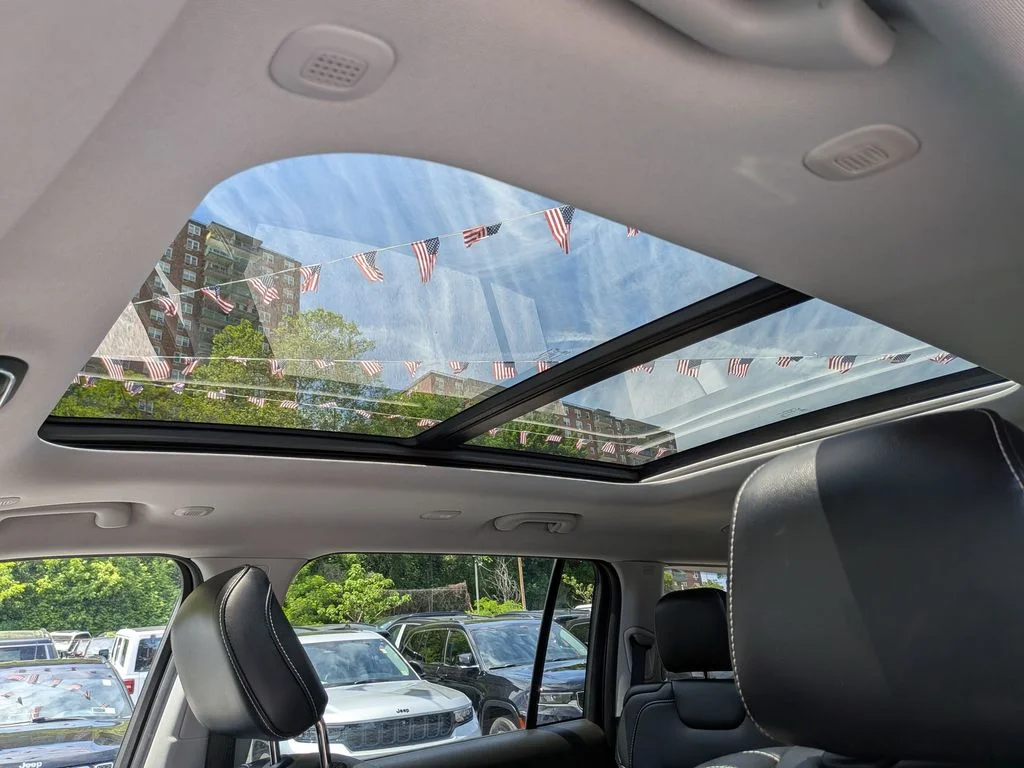 Used 2023 White Jeep Limited image 23