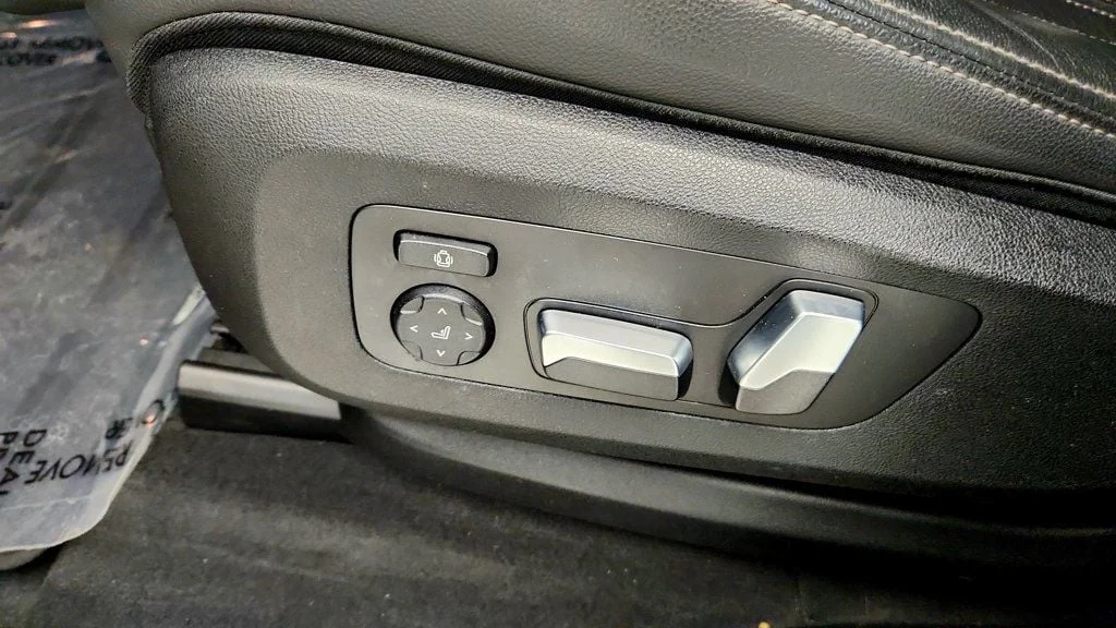 Used 2020 Manhattan Green Metallic BMW xDrive40i SAV w/ Vernasca Leather & Convenience Pkg image 12