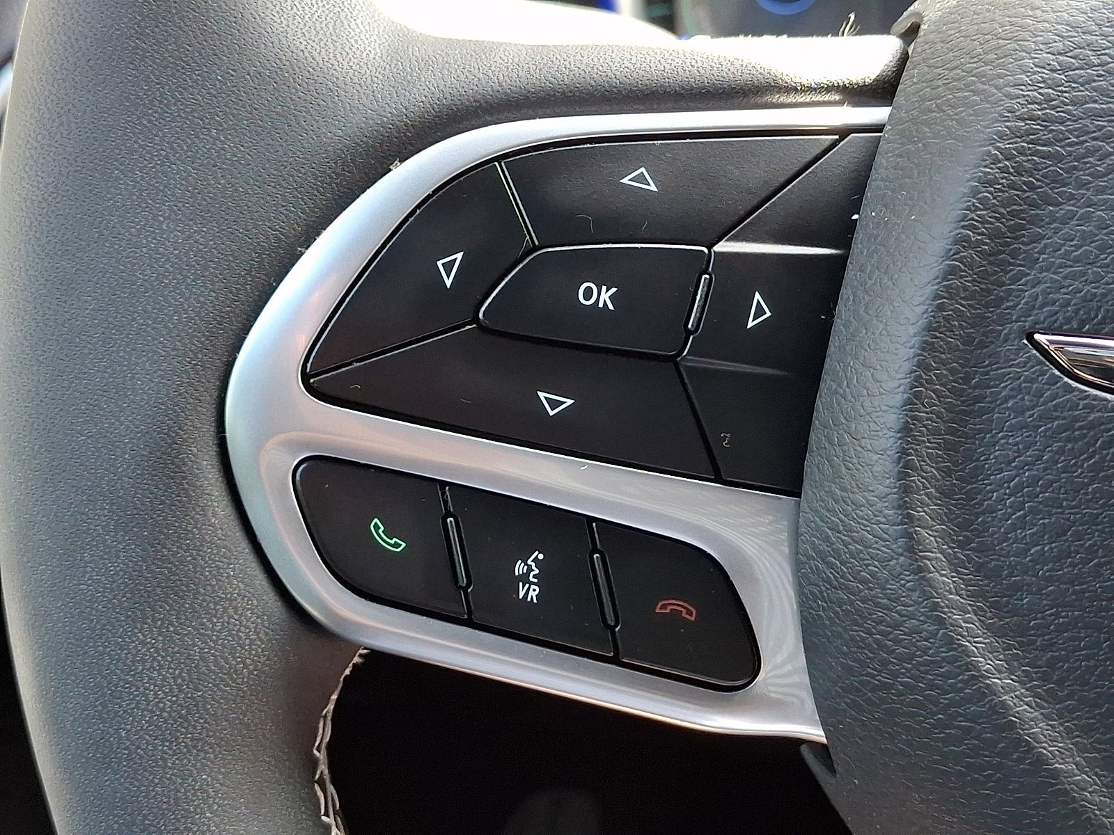 Used 2025 Bright White Clearcoat Chrysler Hybrid Select image 21