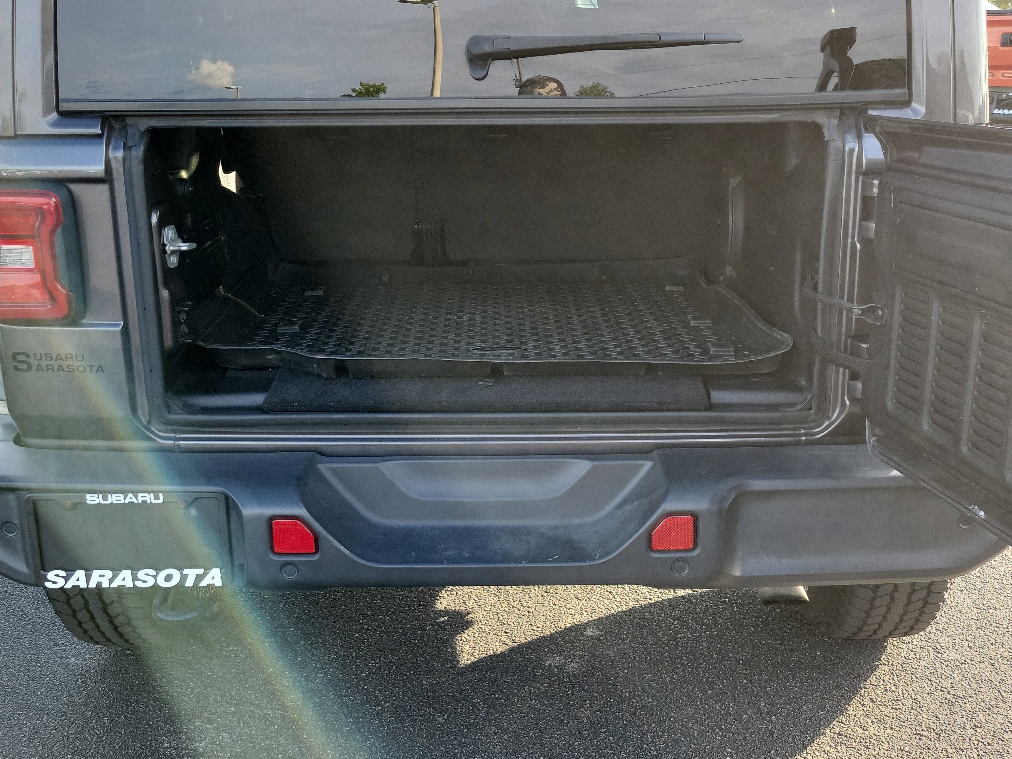 Used 2020 Granite Crystal Metallic Clearcoat Jeep Sport S image 11