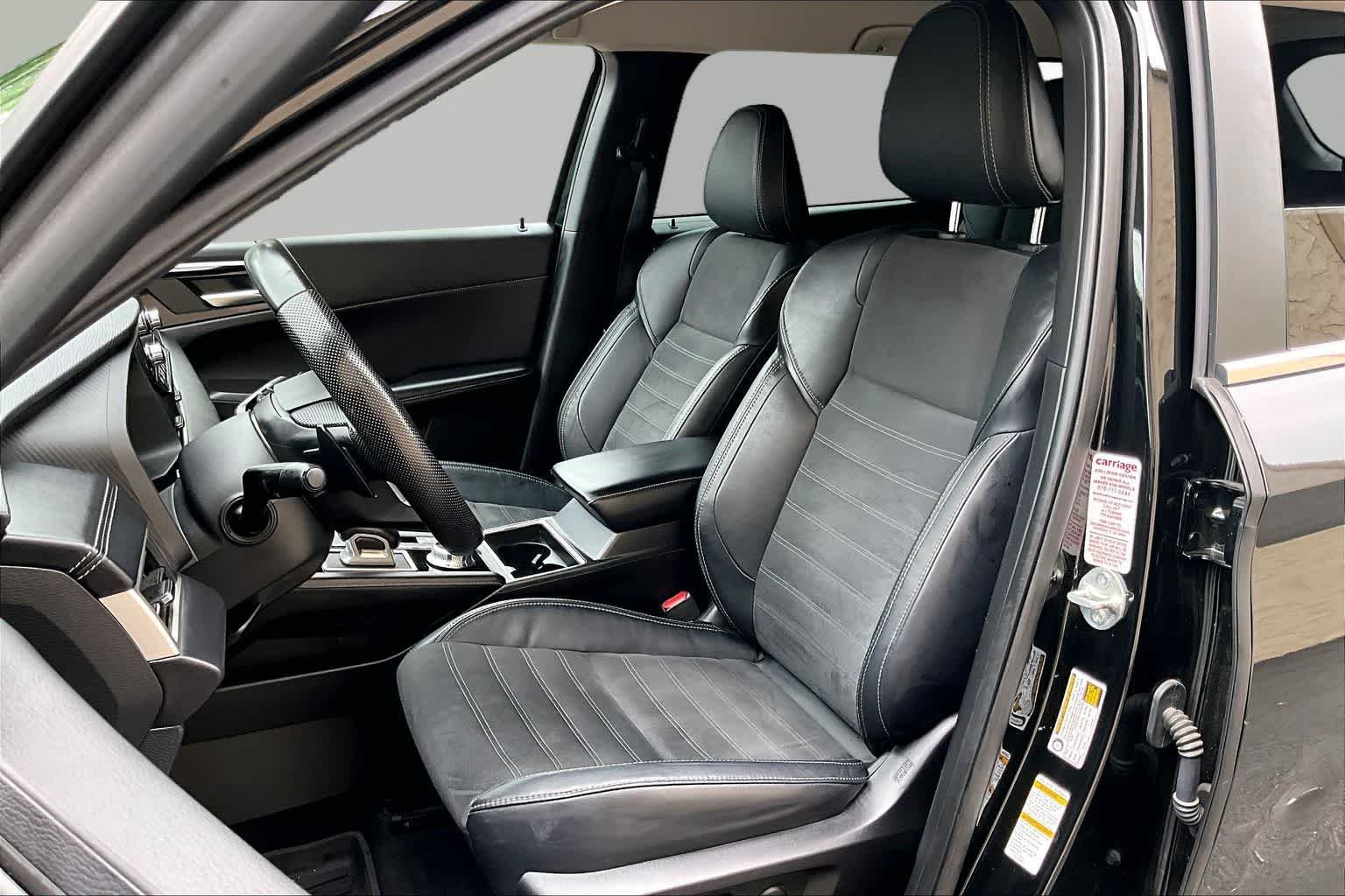 Used 2022 Black Diamond Mitsubishi SE image 8