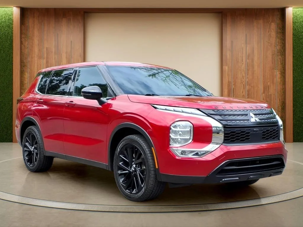 2024 Mitsubishi Outlander SE Black Edition w Pano 2WD's photo
