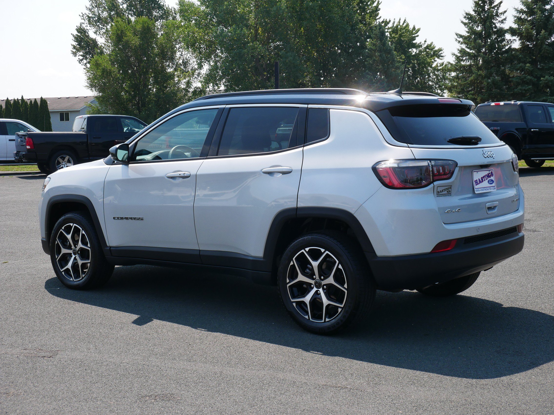 Used 2025 Silver Zynith Jeep Limited image 3