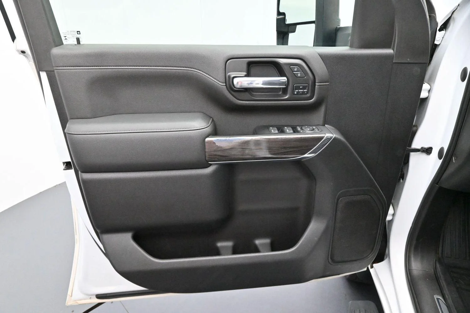Used 2022 Summit White Chevrolet LTZ image 10