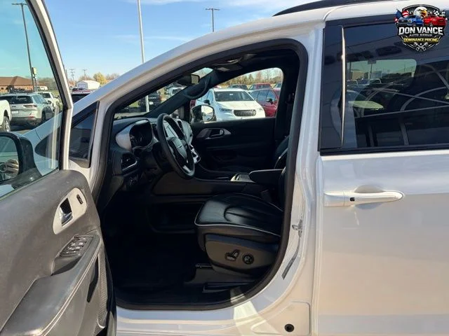 Used 2025 White Chrysler Limited image 11