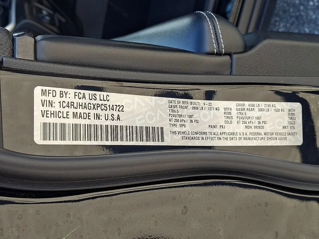 Used 2023 Diamond Black Crystal Pearlcoat Jeep Laredo image 28