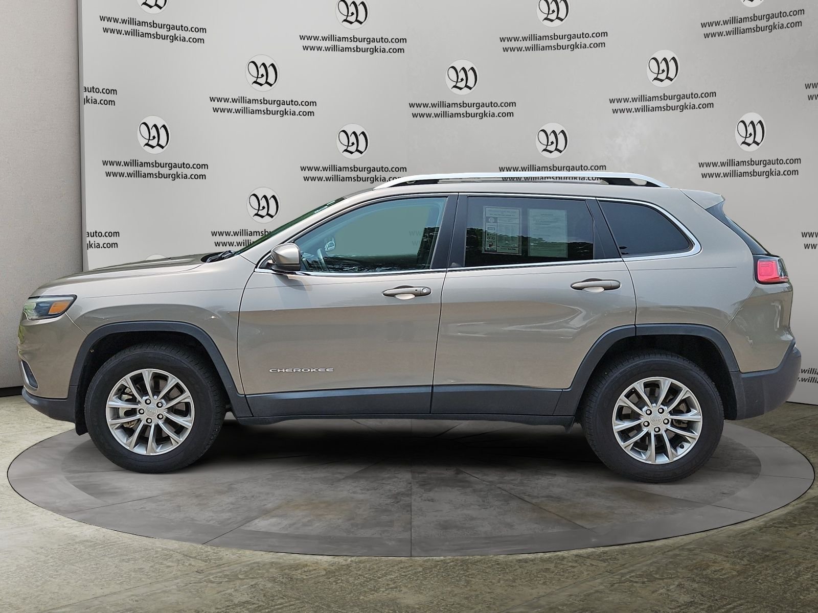 Used 2021 Beige Jeep Latitude Plus image 2