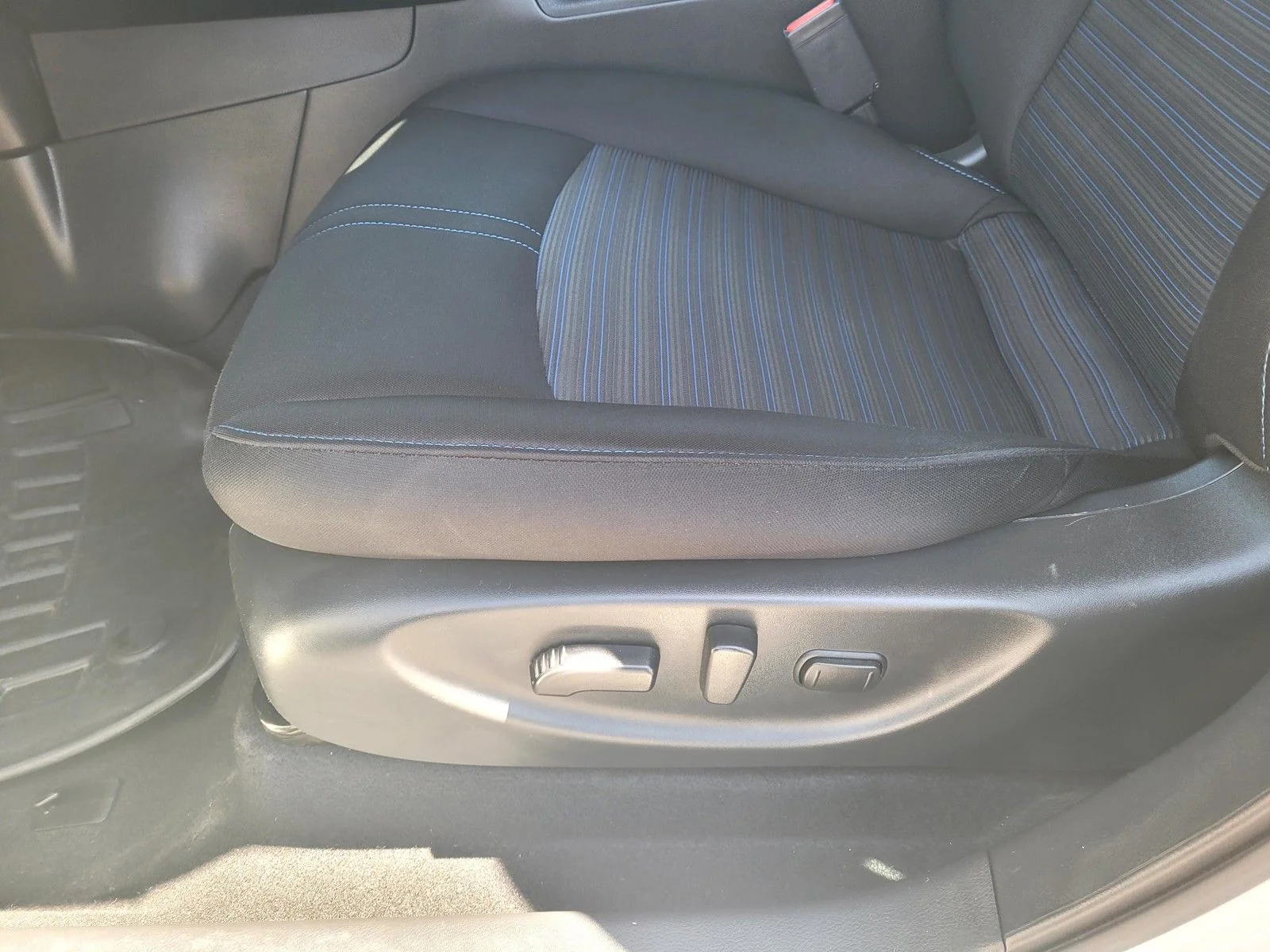 Used 2024 Pearl White Tricoat Nissan SV Plus image 19