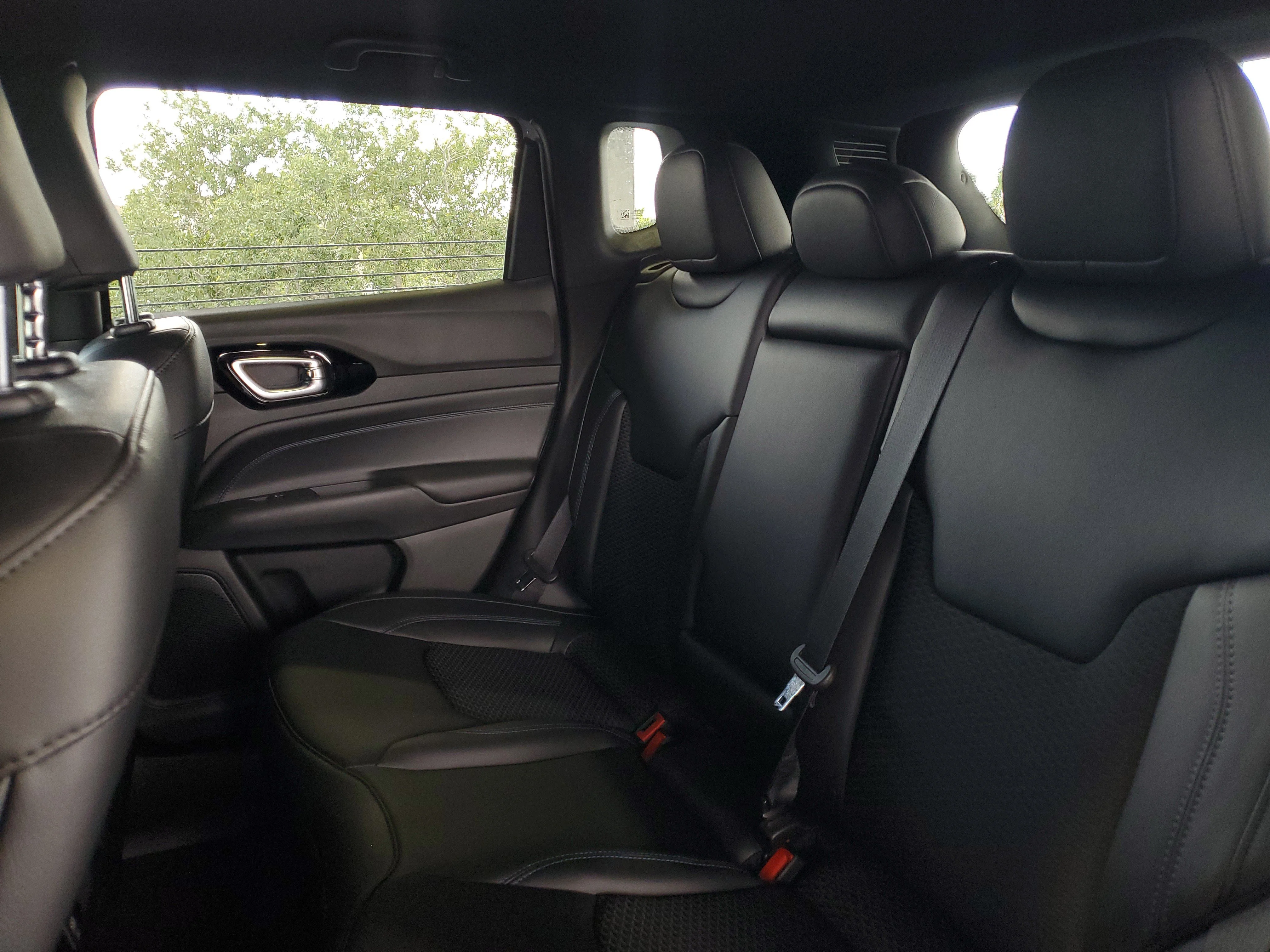 New 2026 Silver Zynith Metallic Clear-Coat Exterior Paint Jeep Latitude Altitude image 6