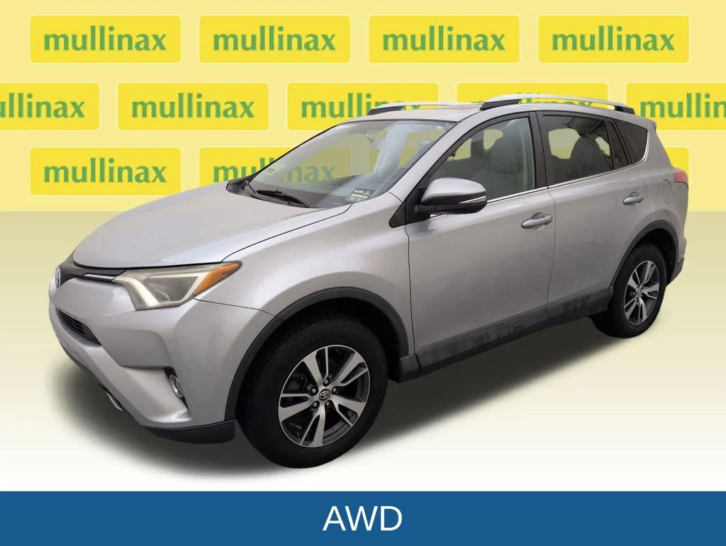 Used 2016 Silver Toyota XLE image 13
