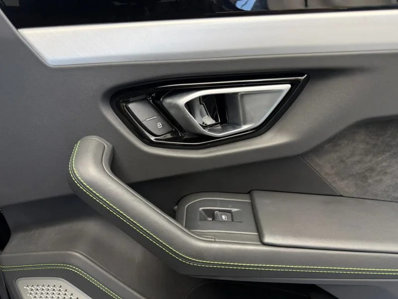 Used 2022  Lamborghini Sport Utility 4D image 41